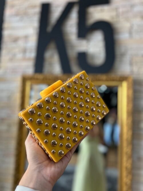 CLUTCH TACHUELAS MOSTAZA