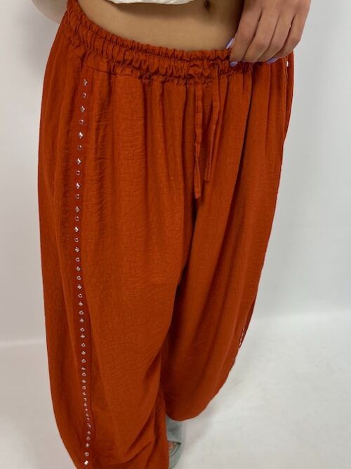 PANTALÓN TACHUELAS BOMBACH TEJA
